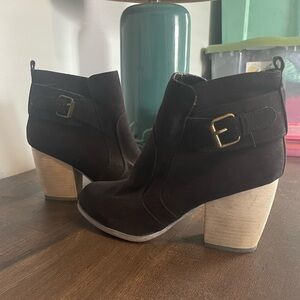 Qupid Black Suede Leather Booties Stacked Tan Heels Size 7